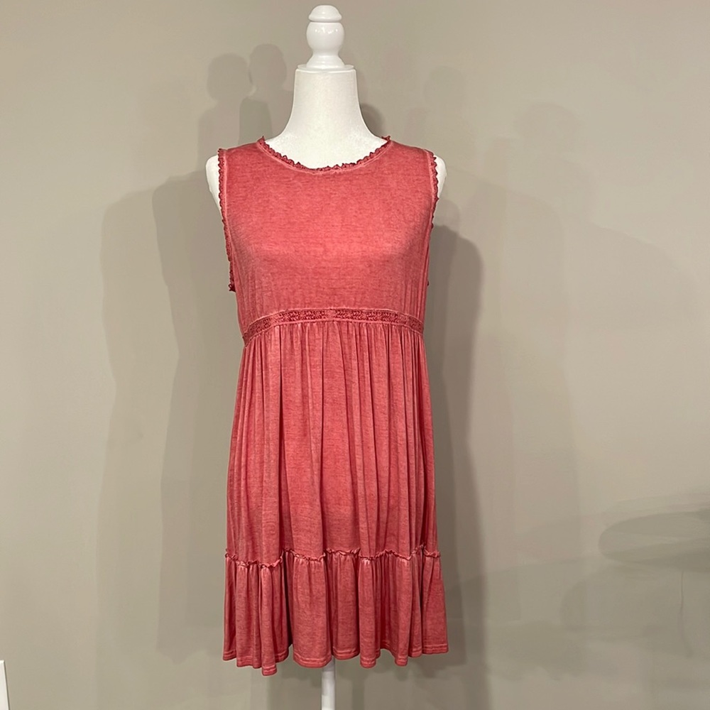Sleeveless Dress with lace trim detail